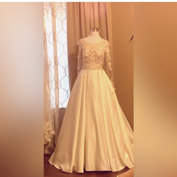 Wedding dress nice I’m good condition